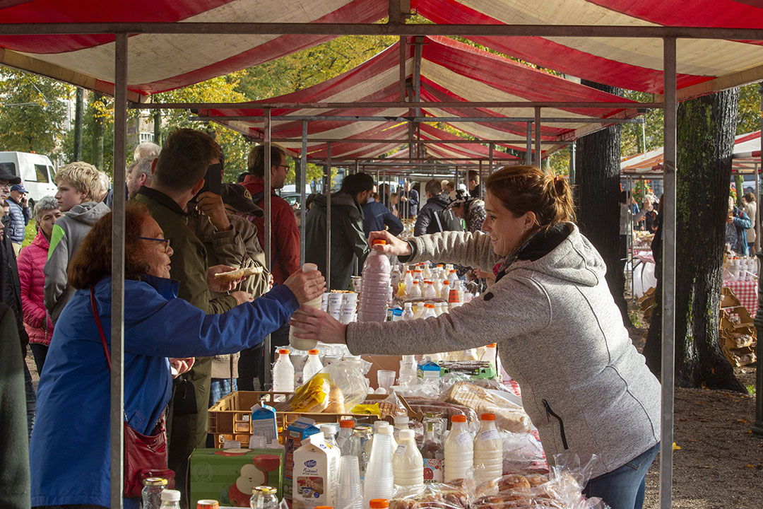 Boer-burgerontbijt als compensatie voor overlast en bedankje voor steun voor burgers aan boeren na het protest. - Foto: Roel Dijkstra