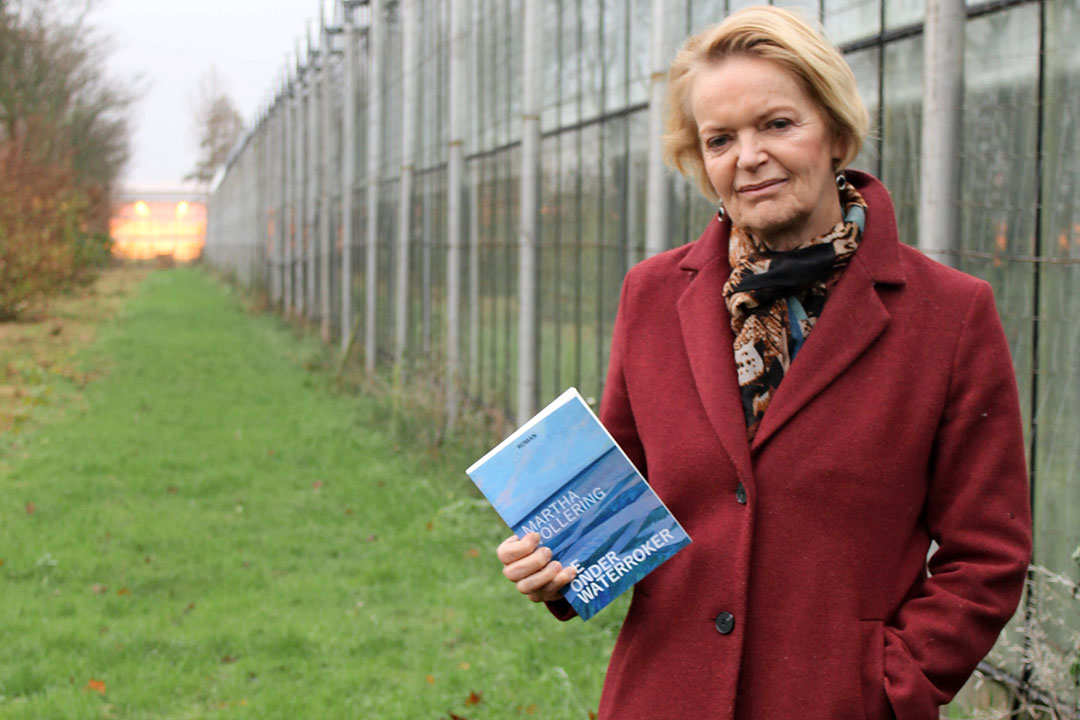 Martha Vollering met haar roman 'De Onderwaterroker'. Een origineel verhaal dat bij tuinders een gevoel van herkenning kan opwekken.  - Foto: Ton van der Scheer