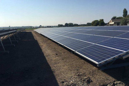 Een opstelling die ook in Kapel-Avezaath is gepland, met gras om de panelen. - Foto: Smile Energy