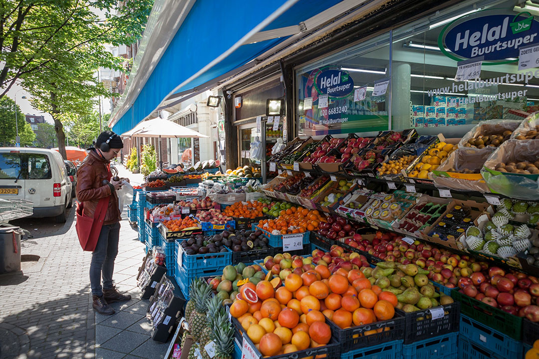 Helal Buurtsuper aan de Pretoriusstraat in Amsterdam-Oost staat symbool voor de Turkse supermarkt. - Foto's: Tim Witte