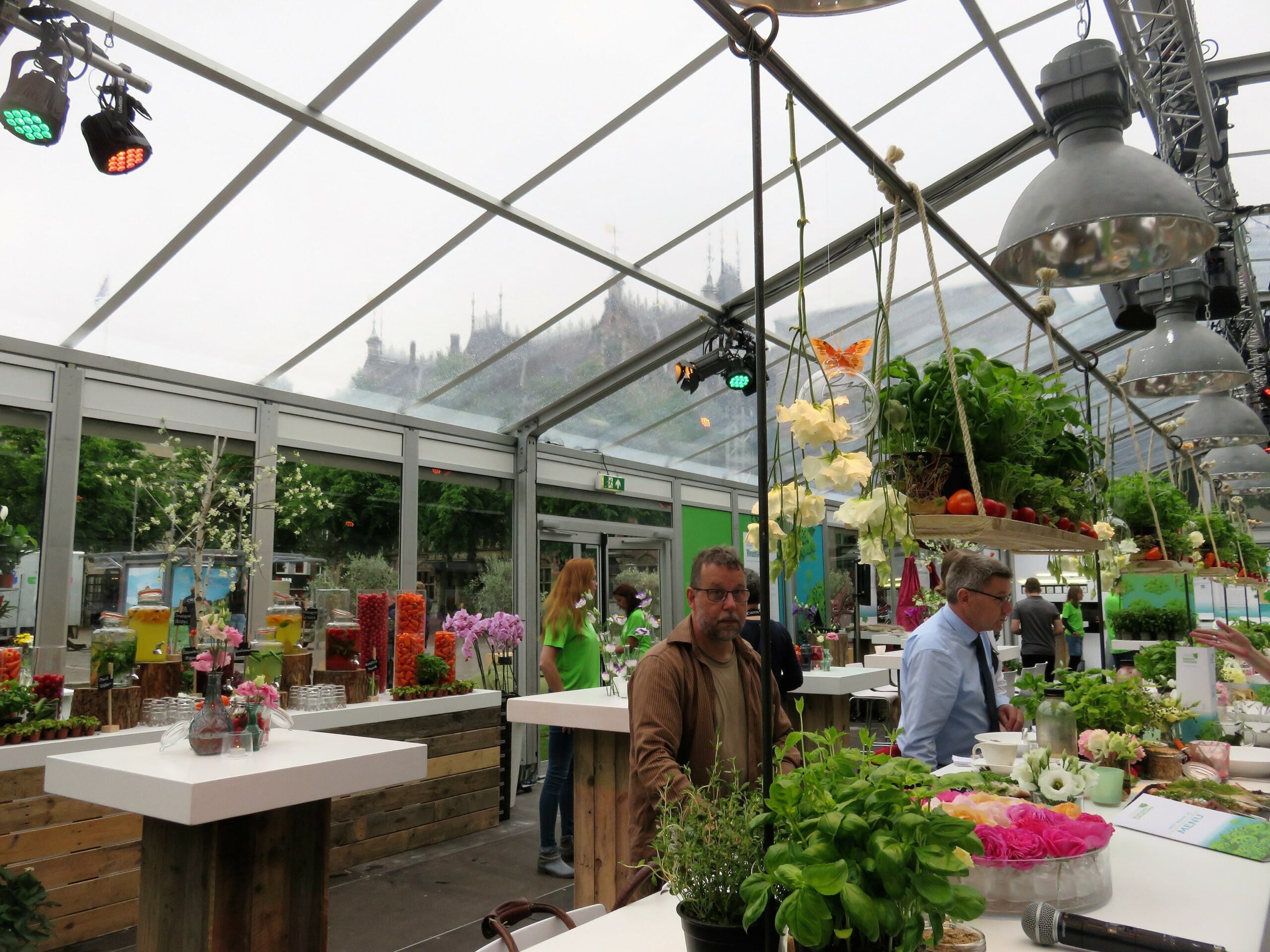 Ter ere van Wereldplantendag waren journalisten te gast in de partykas van Plantum op Het Plein vóór de Tweede Kamer. Foto: Ton van der Scheer