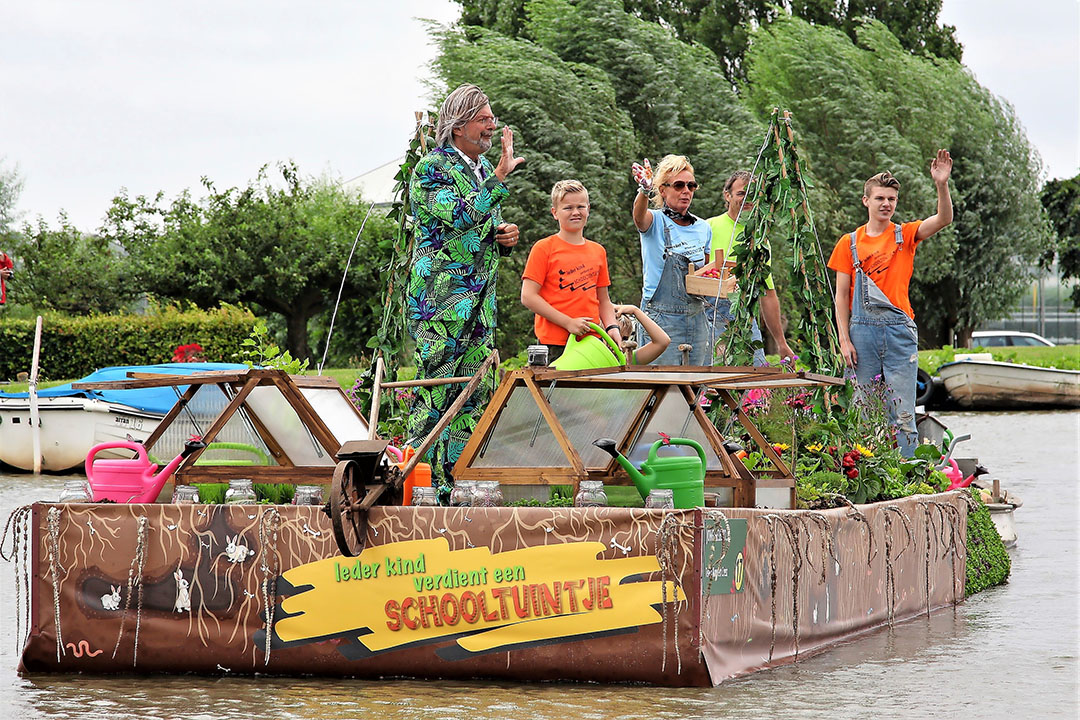 Rob Baan op corsoboot Jong Geleerd:  Maar 5% van de kinderen heeft een moestuintje voor de teelt van verse en gezonde groente.  - Foto's: Harry Stijger