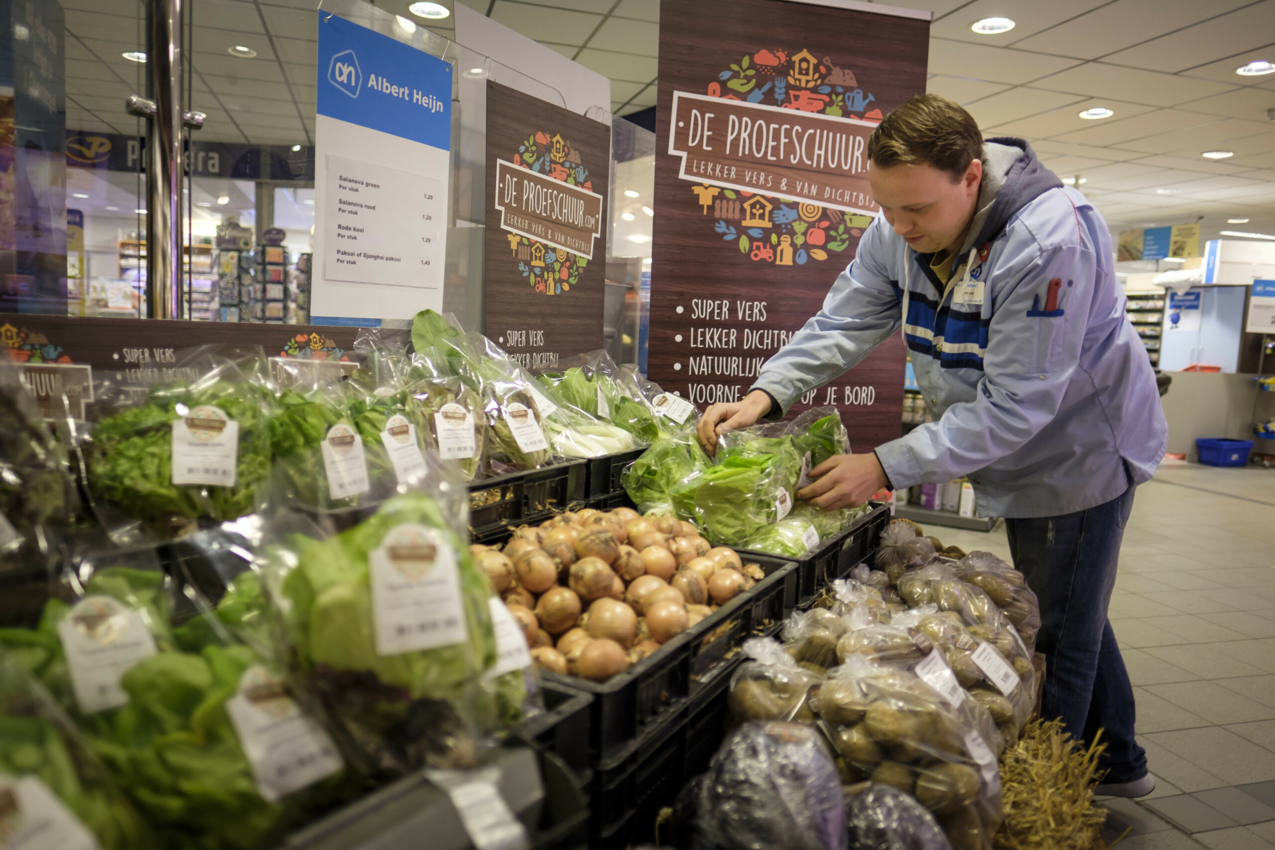 Albert Heijn in Heenvliet heeft een aparte plek ingeruimd voor de streekproducten van De Proefschuur. - Foto: Roel Dijkstra