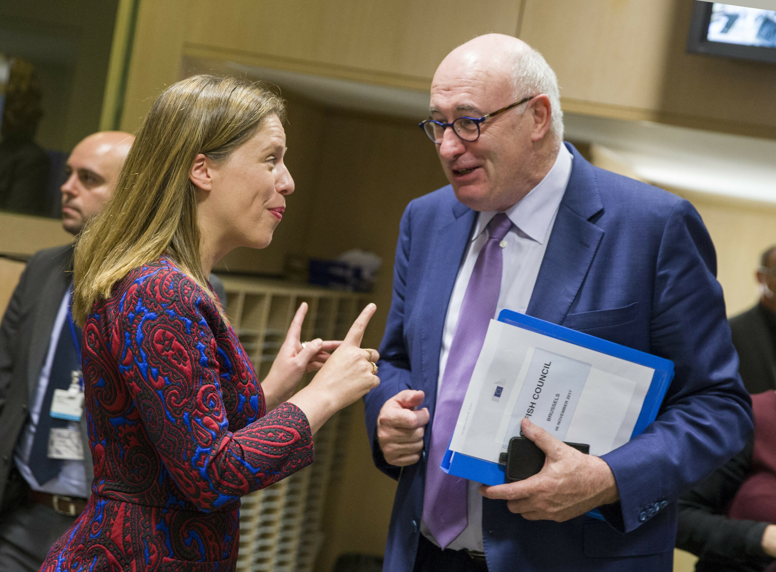 Carola Schouten in gesprek met Phil Hogan. - Foto: ANP