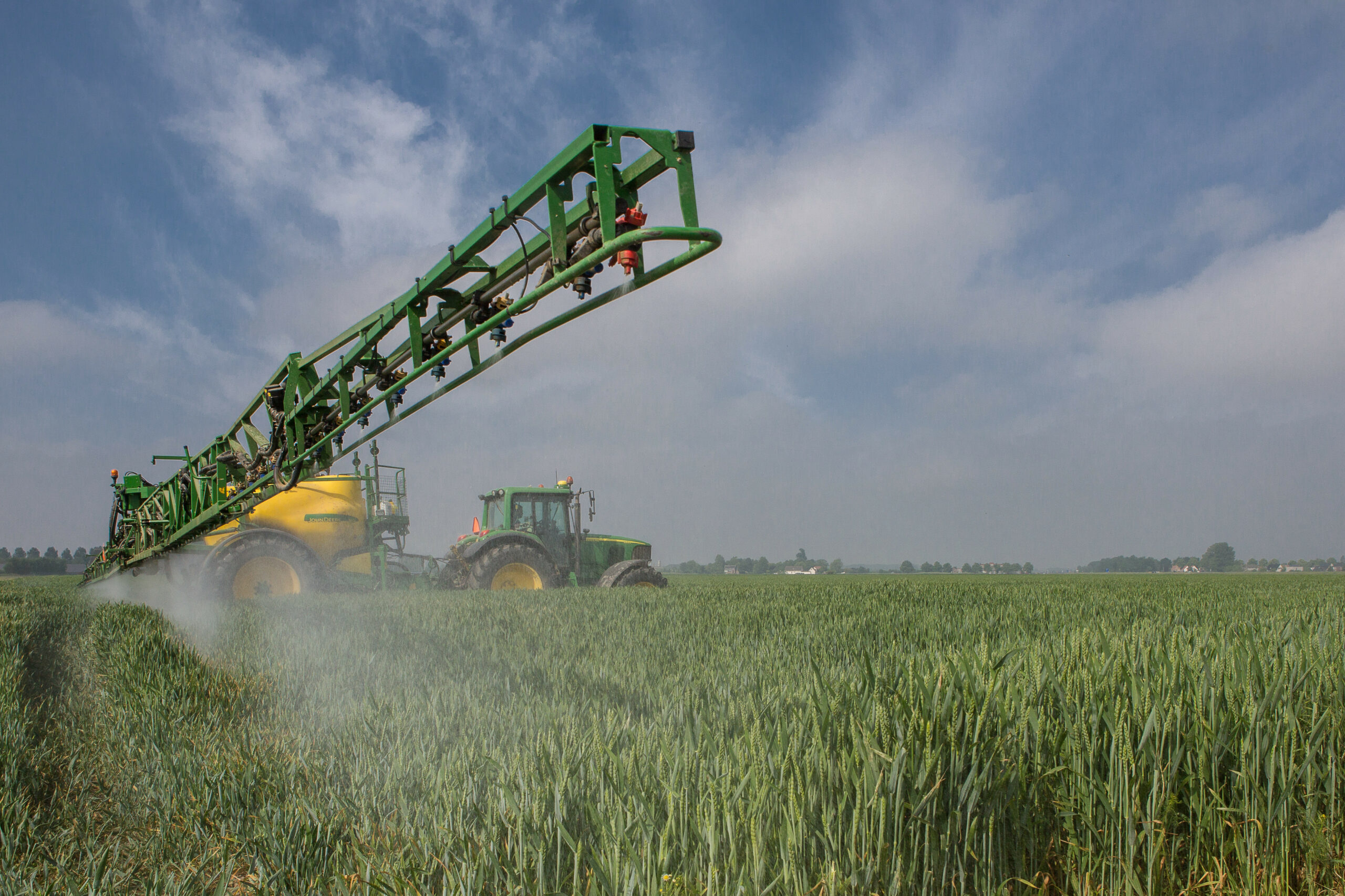 406294 Brian Salomé spuit zijn tarwe met insecticiden