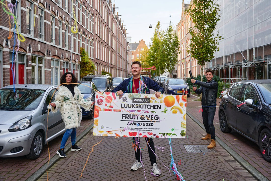 Luuk  van Merwijk krijgt de eerste Fruit & Veg Award, een van de ideetjes van NAGF. - Foto: NAGF