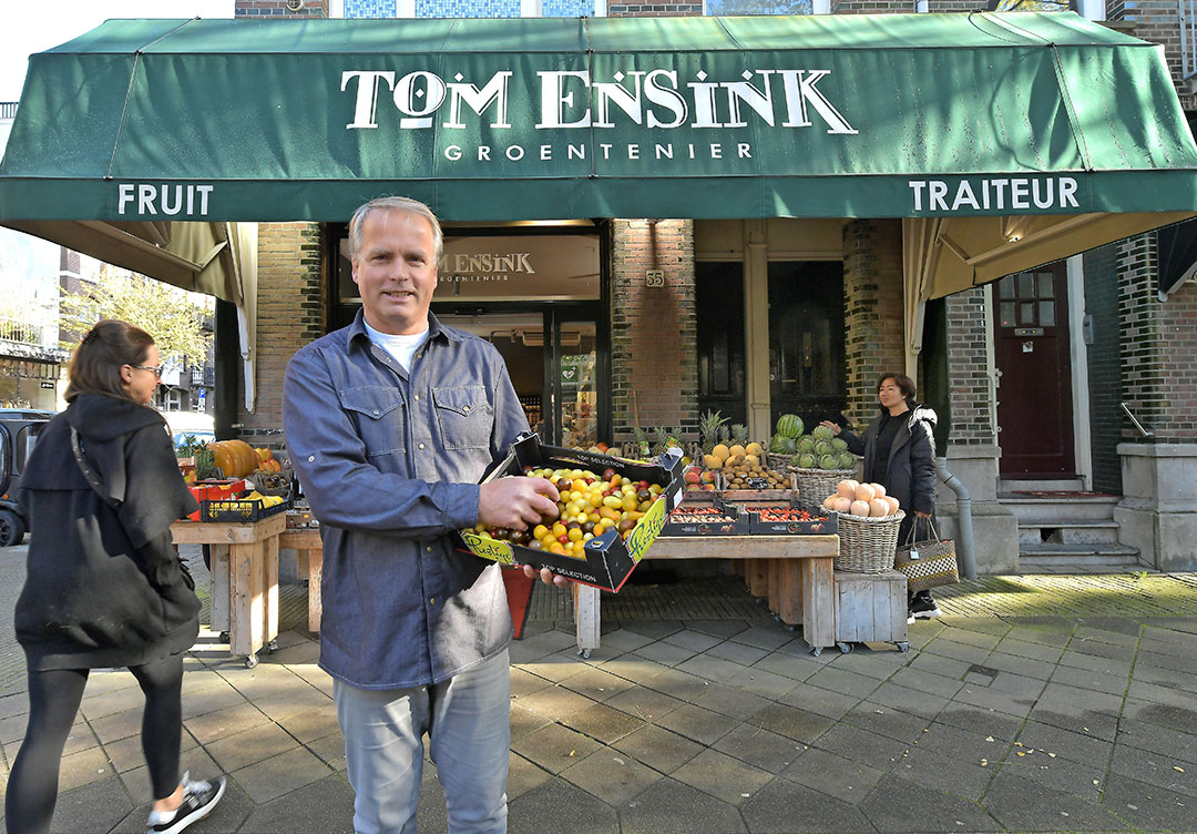 'Groentejuwelier' Tom Ensink over zijn kritische klanten: "Kleine frambozen kopen ze niet. En zit er een plekje op een appel, dan komen ze ermee terug". - Foto: Cor Salverius Fotografie