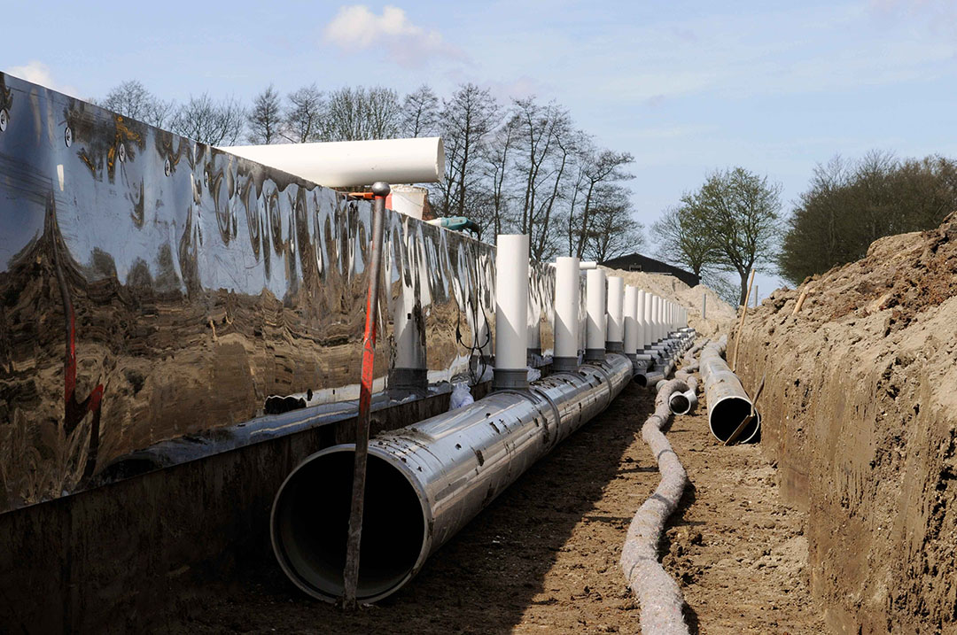 Aanleg van CO2-leidingen in een glastuinbouwgebied.  De beschikbaarheid van CO2 voor de glastuinbouw wordt lastig. - Foto: Fotostudio Wick Natzijl