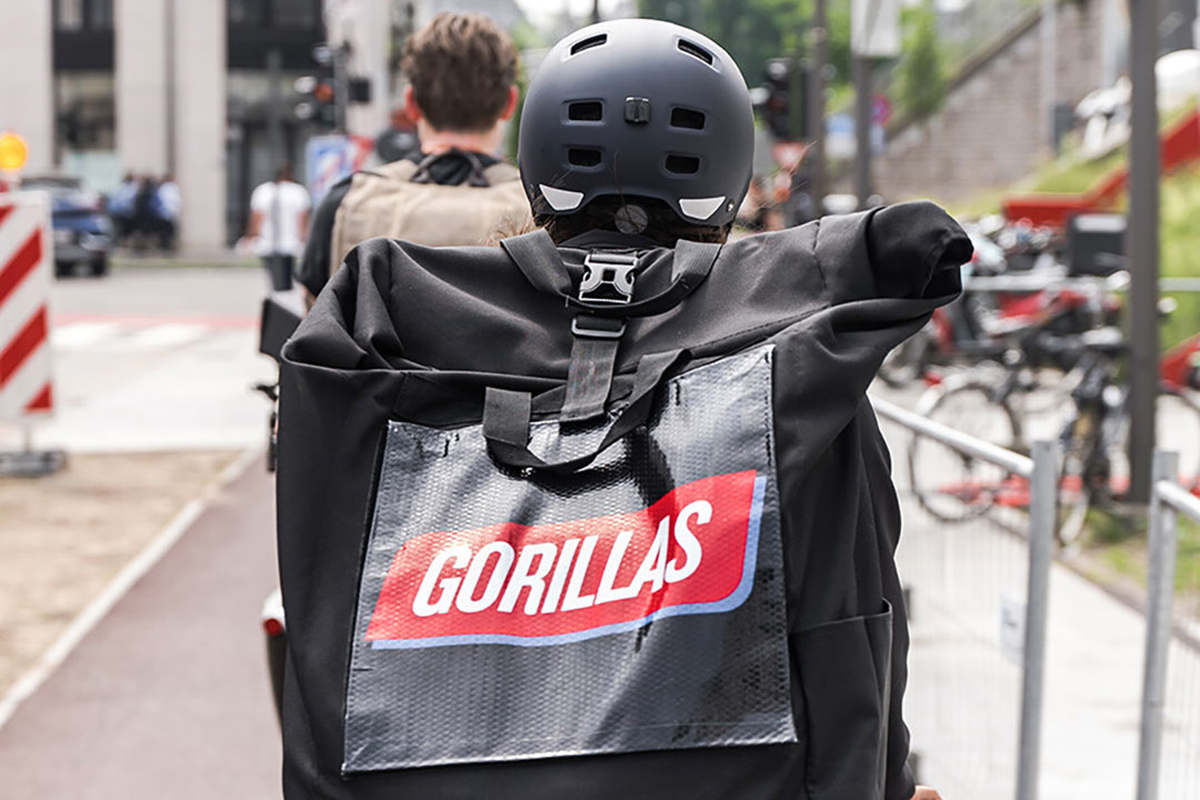 Flitsbezorgers rijden veel vaker en sneller dan de busjes van Picnic en de grote retailers. - Foto: Gorillas