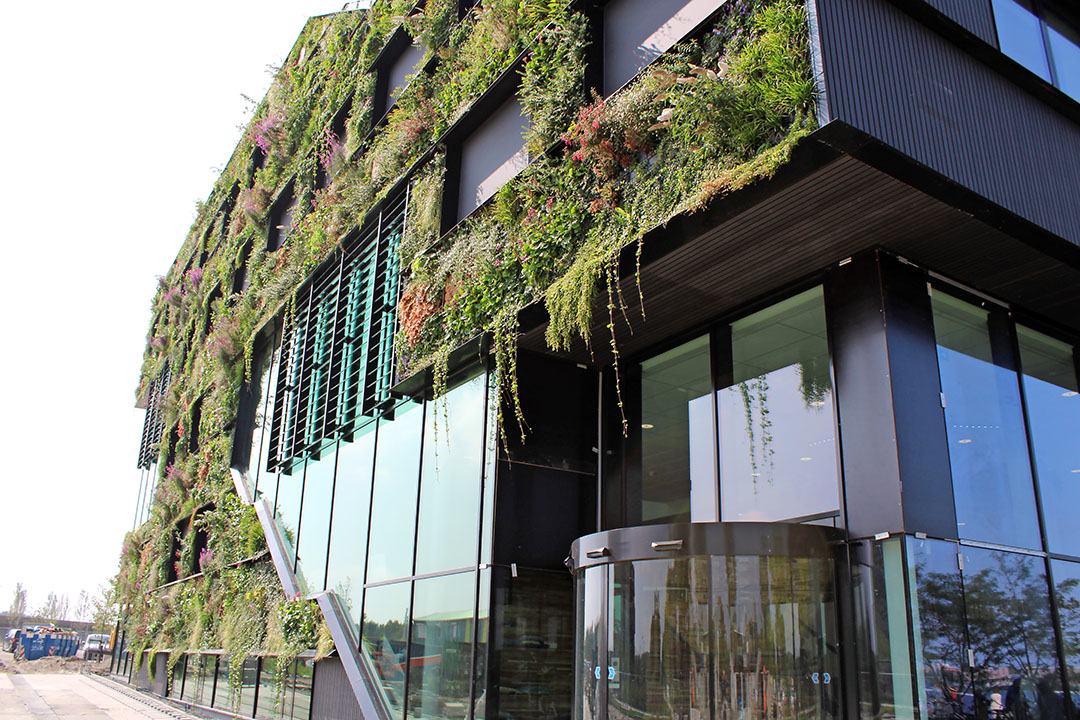 In Hogeschool Aeres Almere, het groenste schoolgebouw, kregen algemene en vakpers een doorkijkje naar de in aanbouw zijnde Floriade Almere. - Foto: Ton van der Scheer