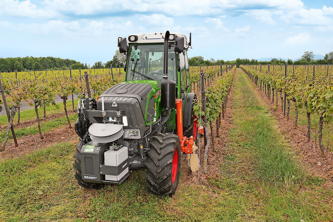 Fendt-smalspoor stuurt en schoffelt zelf