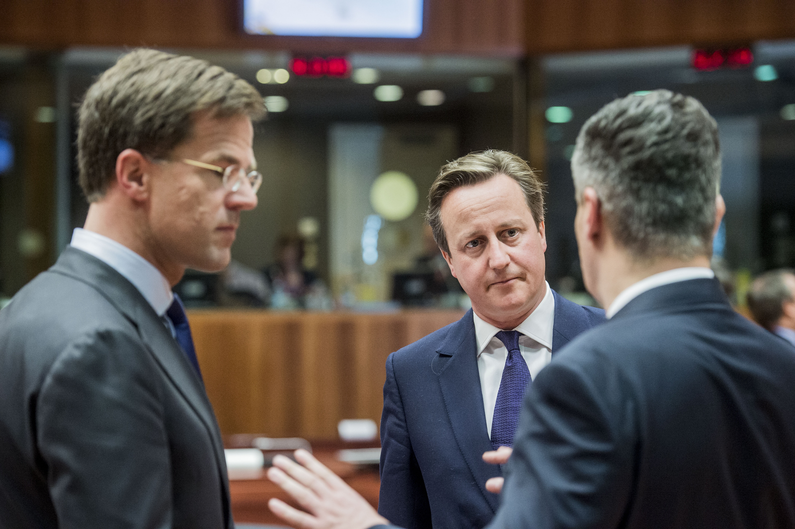 Een van dé onderwerpen momenteel in de Europese Unie: blijft Groot-Brittannië erbij of niet? Het is een kluif voor het huidige Nederlandse voorzitterschap van de EU en zeker ook voor de Nederlandse minister-president Mark Rutte. De foto toont Rutte met David Cameron tijdens een Europees overleg, vorig jaar. Cameron wil bij de EU blijven, zijn staatssecretaris van landbouw Eustice wil de Unie juist verlaten. Foto: ANP