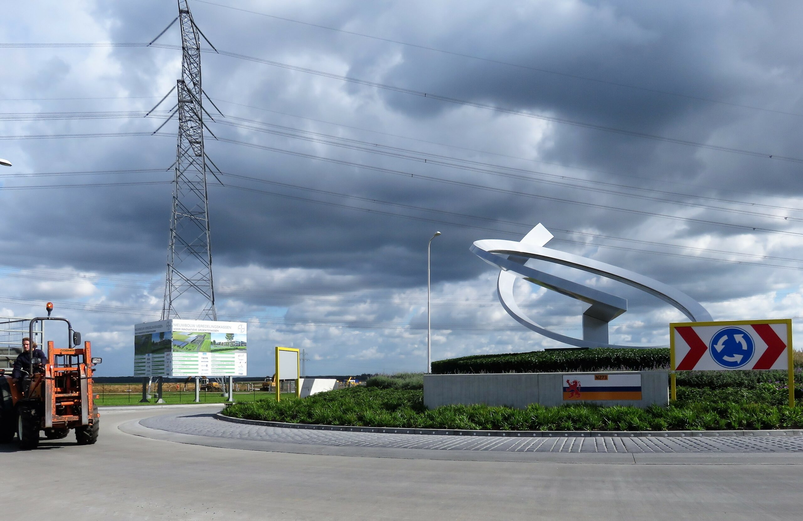 Een door Bayer mede betaalde rotonde in de N273 maakt verkeer tussen de oude en de nieuwe locatie van Nunhems minder gevaarlijk. - foto: Ton van der Scheer