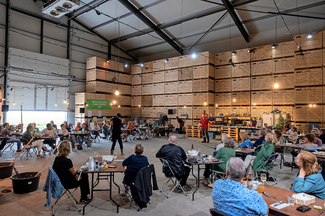 Eten en theater bij de voorstelling 'Grondproeven' van het 5eKwartier, over transities in de land- en tuinbouw. - Foto: Marcel Molle