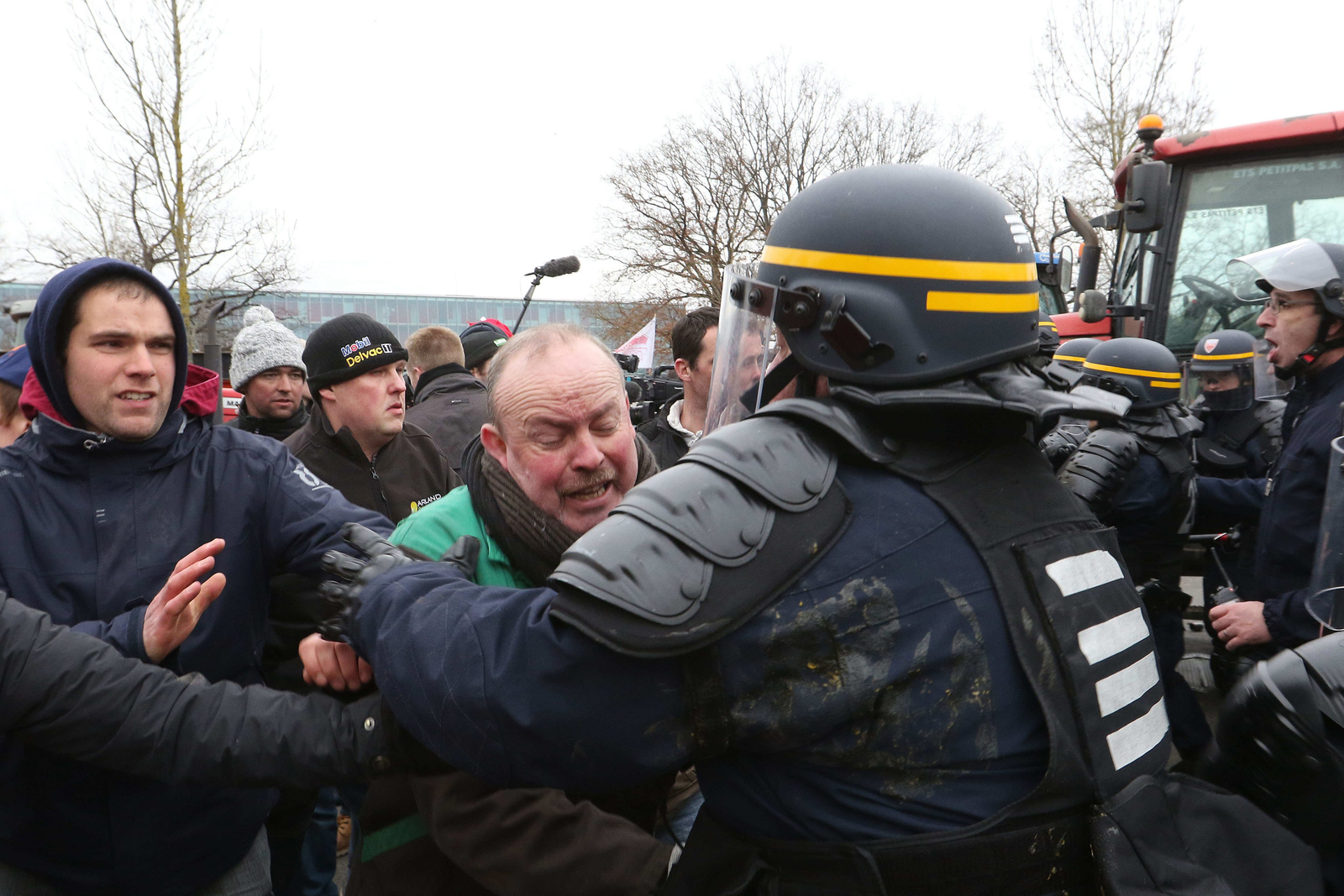 Franse boeren voeren al enige tijd actie, zoals op deze, vorige week gemaakte, foto te zien is. Gisteren (zondag 21 februari) zochten boze Franse veehouders hun minister van landbouw thuis op. Foto: ANP