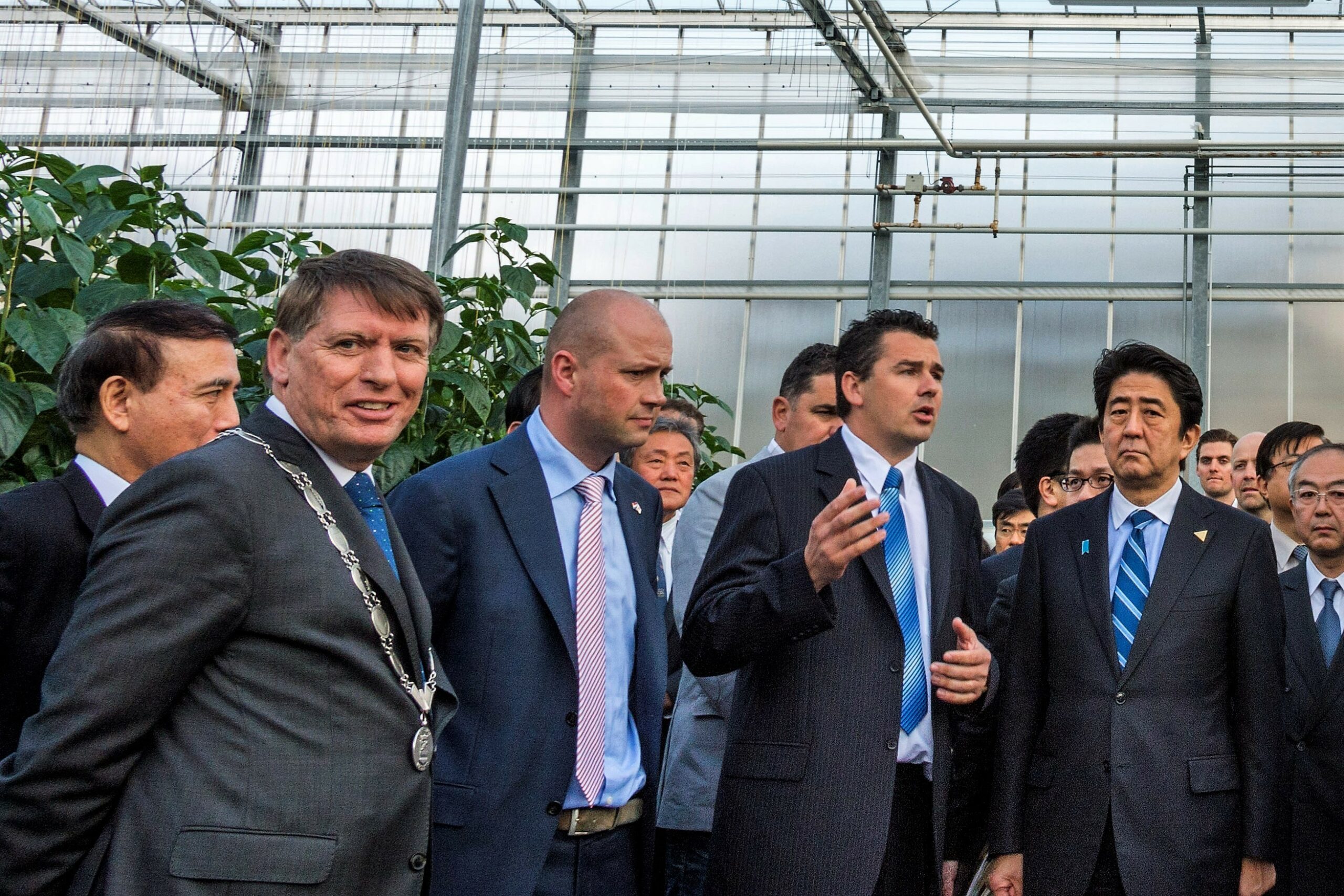 Sjaak van der Tak (links) maakt zich als burgemeester van Westland al sinds jaar en dag hard voor het belang van de tuinbouw. - Foto: ANP