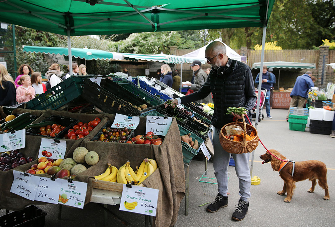 Een Britse markt vorige week. Brits product wordt  schaarser door personeelstekort bij tuinders. - Foto: AFP