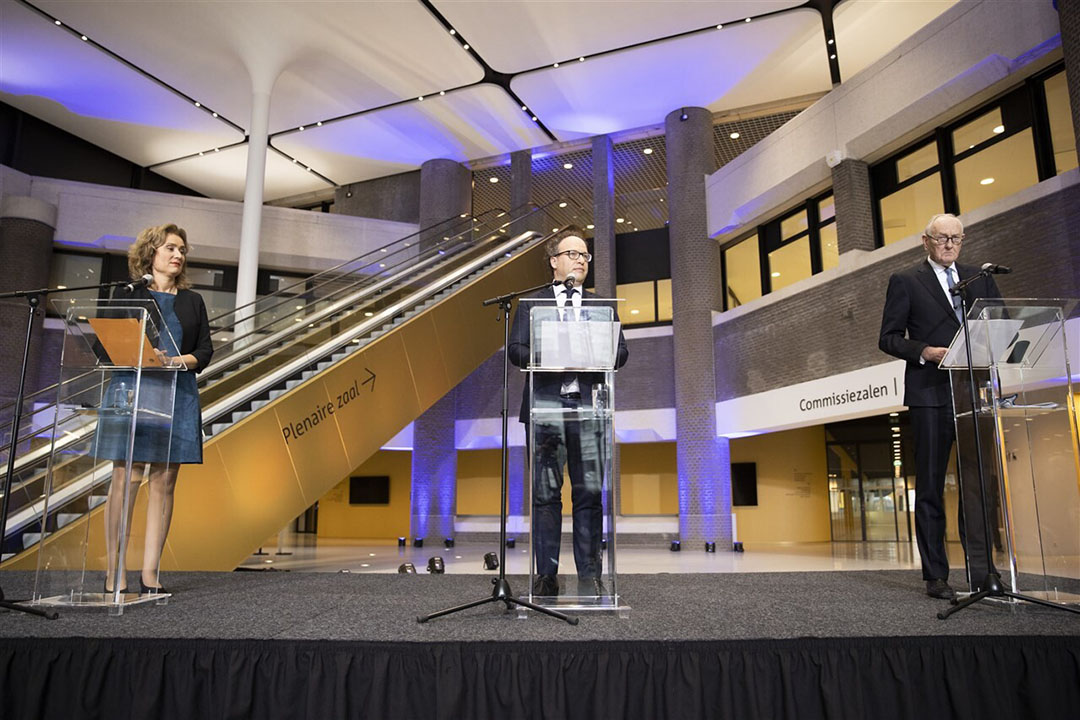 Informateurs Johan Remkes en Wouter Koolmees bieden hun eindverslag en coalitieakkoord aan de Tweede Kamer aan. Links voorzitter van de Tweede Kamer, Vera Bergkamp.- Foto: ANP