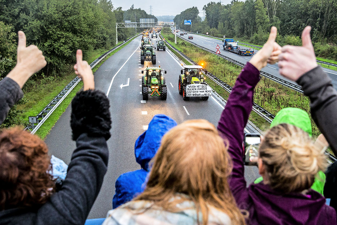 Langs de snelwegen en op internet gaan de dumen massaal omhoog voor het Boerenprotest. - foto: ANP