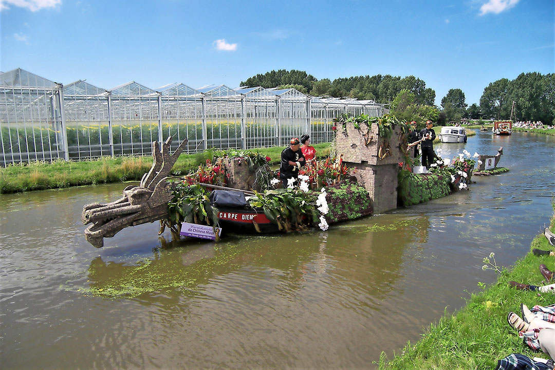 Dit jaar geen massaal bloemrijk bermtoerisme langs de Westlandse waterkanten. - Foto: Ton van der Scheer