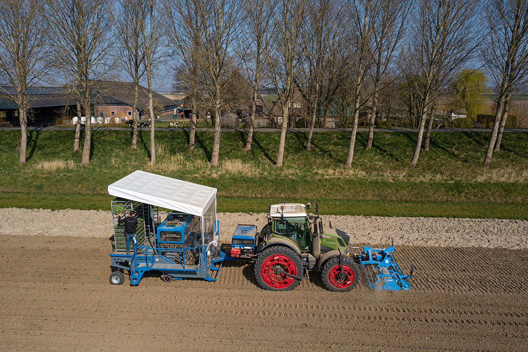 415121 De firma FreshGrow BV plant broccoli op een akker in Dinteloord. Dat gebeurt met een TTS automatische broccoli plantmachine. De Fendt 312 is uitgerust met WDM-verstelbare velgen in verschillende spoorbreedten. Drone / lucht opnamen