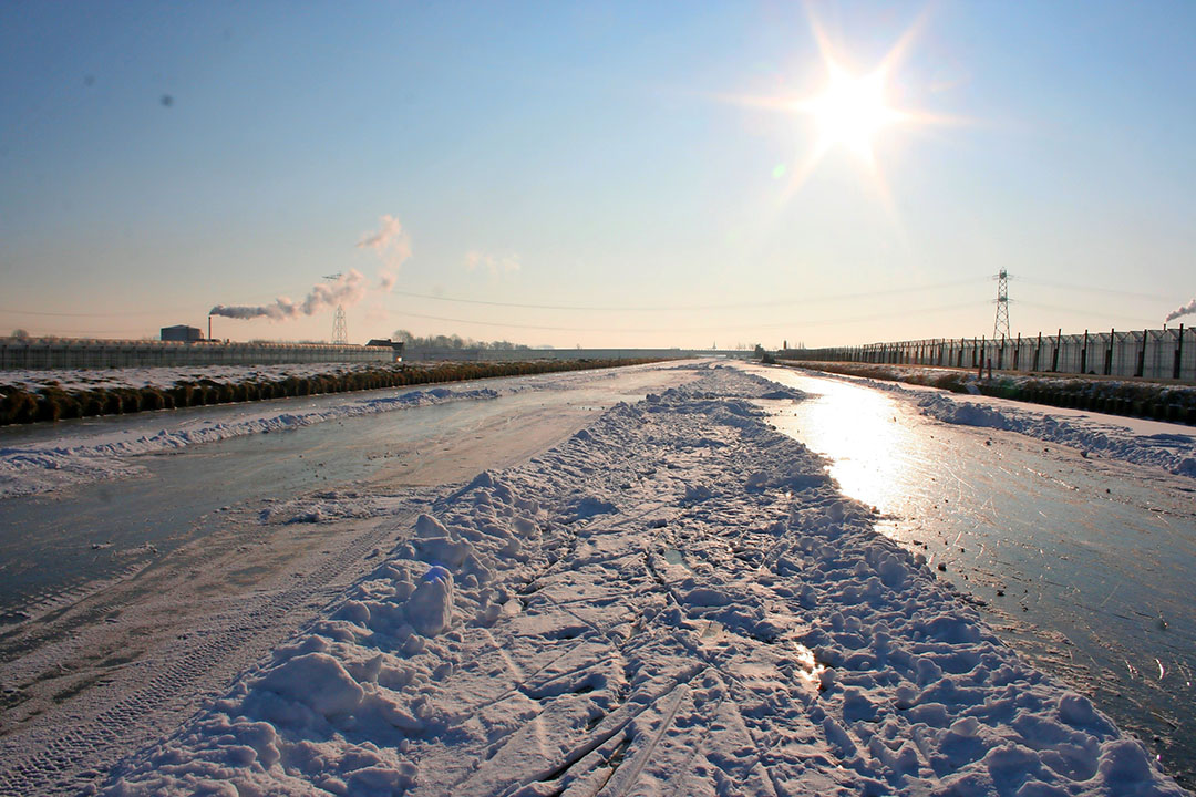 Van  altijd wintertijd  krijgen we niet meer schaatspret, maar moeten we wel eerder uit bed om te oogsten.   Foto: Ton van der Scheer