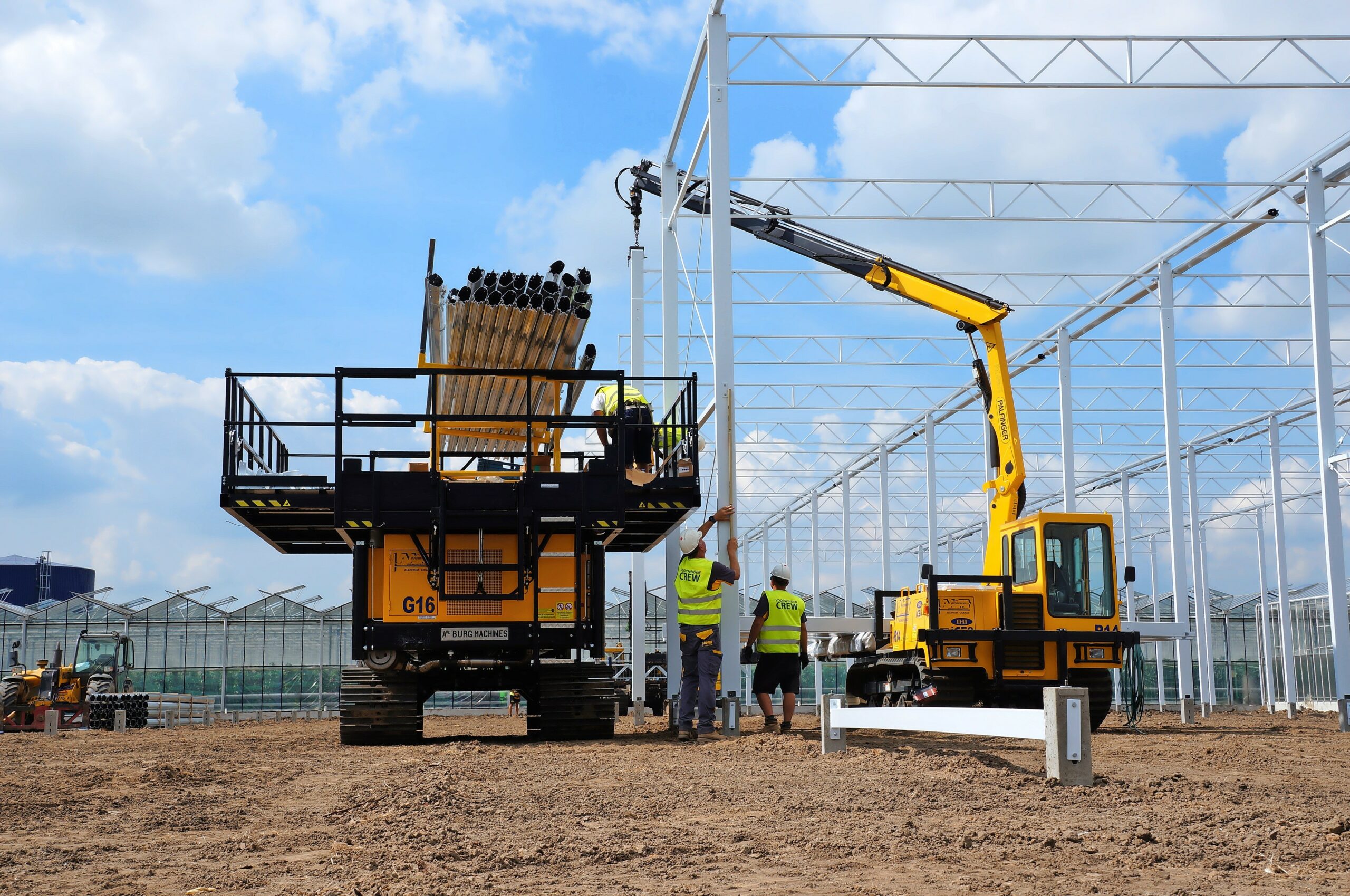 Havecon heeft op het project van De Ruiter zijn nieuwste machine in gebruik genomen om de kolommen te vervoeren en neerzettten. - Foto: Gerard Boonekamp