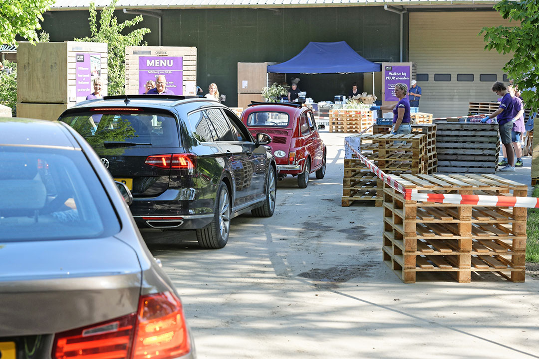 Met acties zoals bij PUURgroenten, maar ook met het normale aanbod aan huisverkoop liep het bij veel tuinders de laatste weken storm. - Foto: Lex Salverda