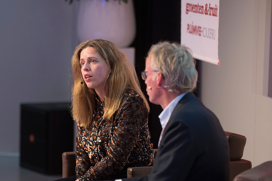 Landbouwminister Carola Schouten in gesprek met Jan Vullings, hoofdredacteur van Groenten&Fruit tijdens het debat met boeren en tuinders over haar landbouwvisie. - Foto: Koos Groenewold