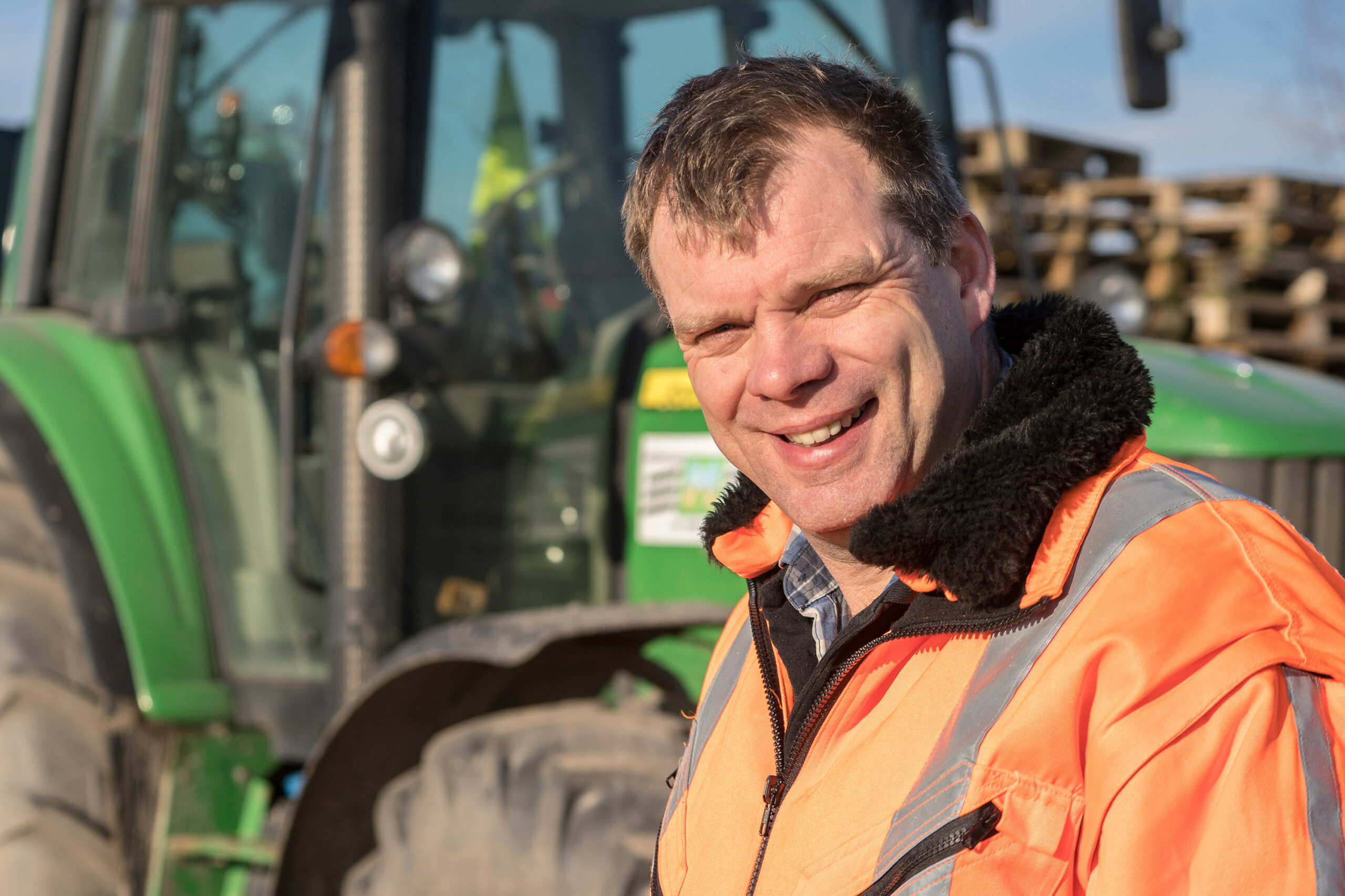 Cor Mechielsen overweegt een John Deere-trekker om te bouwen tot waterstoftrekker. - Foto: Jan Willem van Vliet