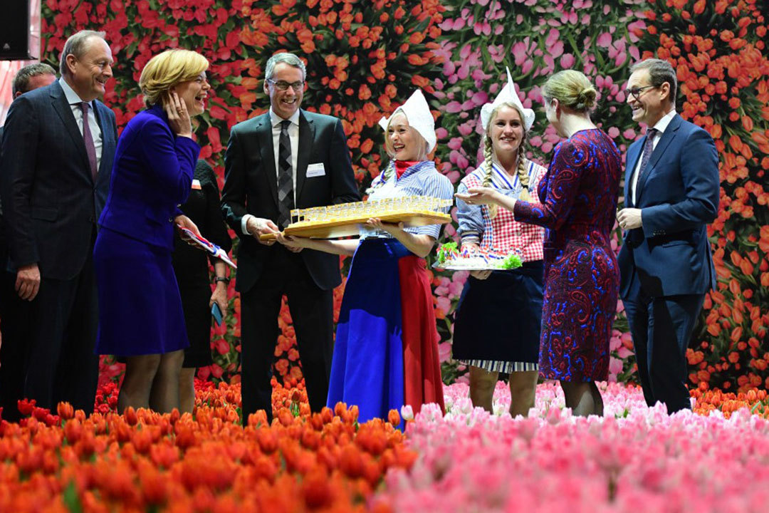 Op de openingsdag van consumentenbeurs Grüne Woche troffen Joachim Rukwied, voorzitter van de Duitse boerenbond, de Duitse landbouwminister Julia Klöckner, deelstaatminister Michael Müller, landbouwminister Carola Schouten en de burgemeester van Berlijn Michael Müller elkaar voor een fotomoment. - Foto: Messe Berlin GmbH