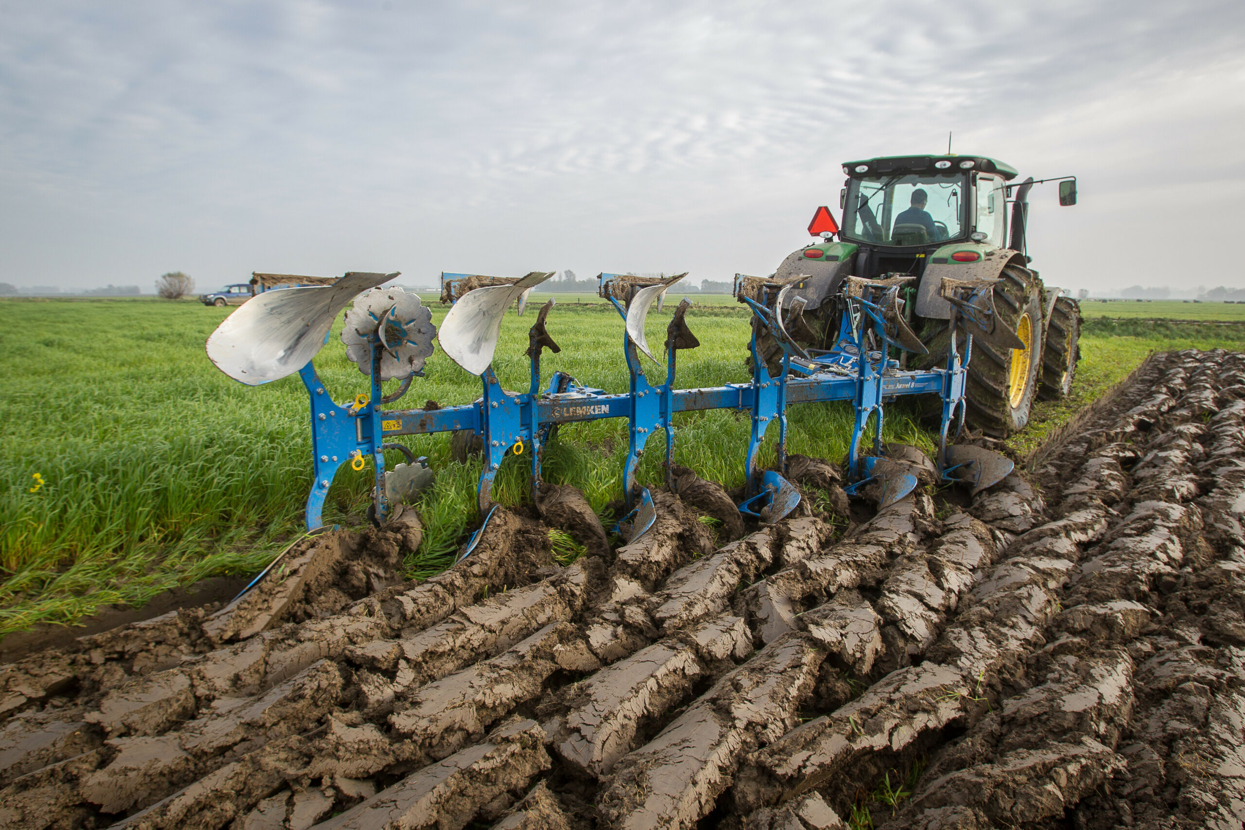 Groenbemester (gras) omploegen met Lemken- bovenoverploeg. Trekker staat op brede banden met 0,9 bar. - Foto's: Peter Roek