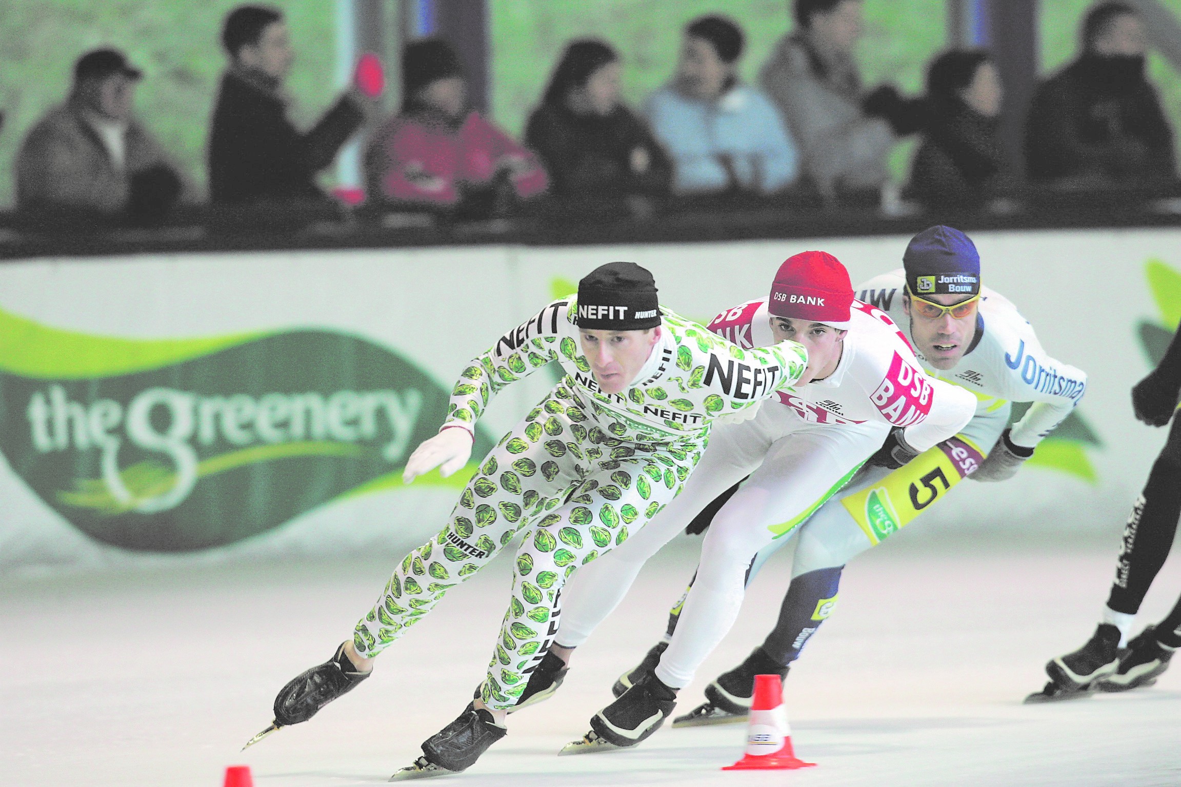 The Greenery verzon na de zege van 'hun' Henk Angenent het spruitjespak voor de snelste marathonschaatser. Foto: G&F