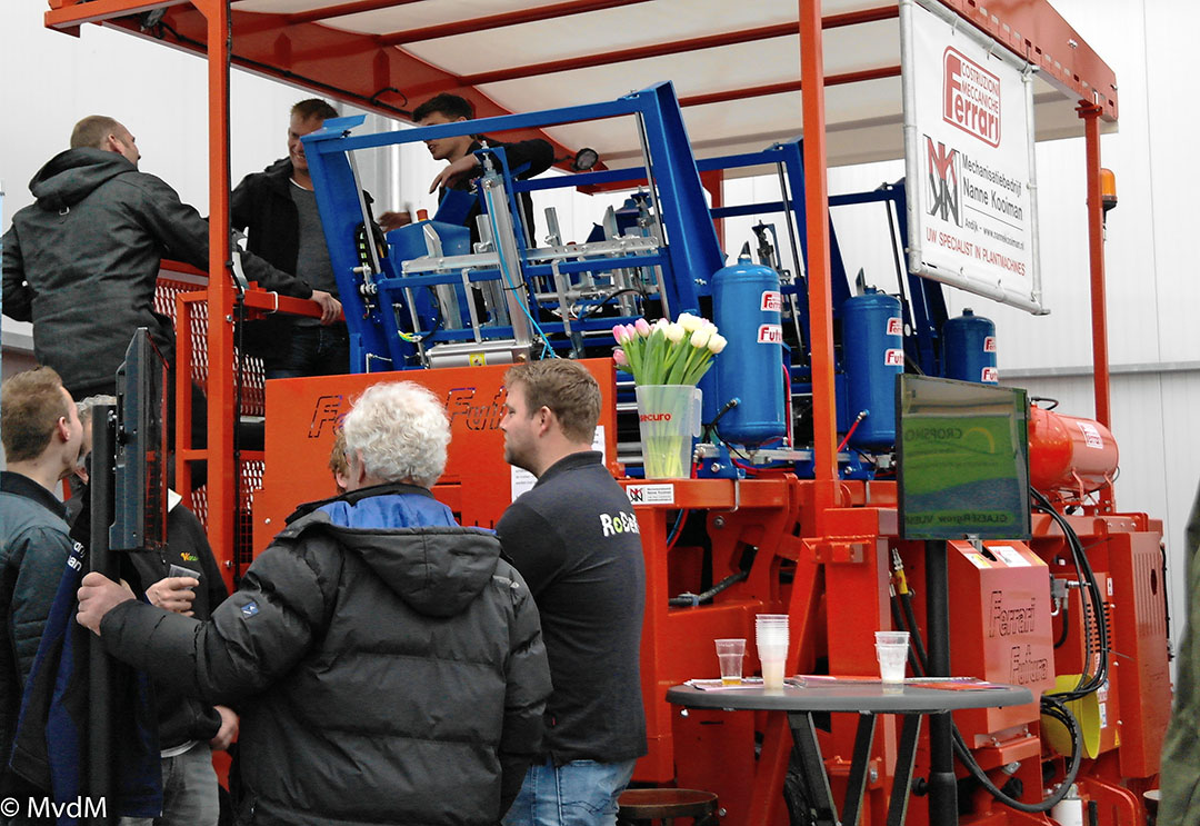 Een volautomatische plantmachine van Ferrari. - Foto: Marga van der Meer