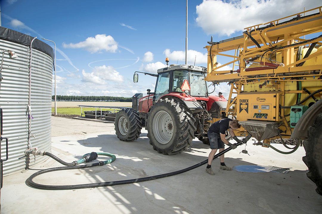 Vullen van Dubex-spuit op de was- en vulplaats. - Foto: Koos Groenewold