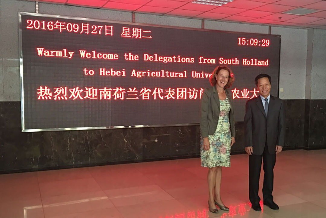 Archiefbeeld van eerdere handelsmissie naar China, met links (destijds) gedeputeerde Adri Bom-Lemstra.  Zij is nu voorzitter van Glastuinbouw Nederland - Foto: Provincie Zuid-Holland