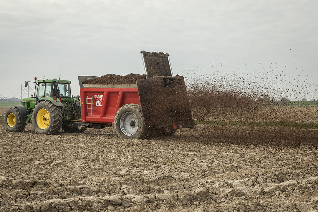 Uitrijden van compost. Ziektewering kan in kasproeven met organisch materiaal gestimuleerd worden. - Foto: Koos Groenewold