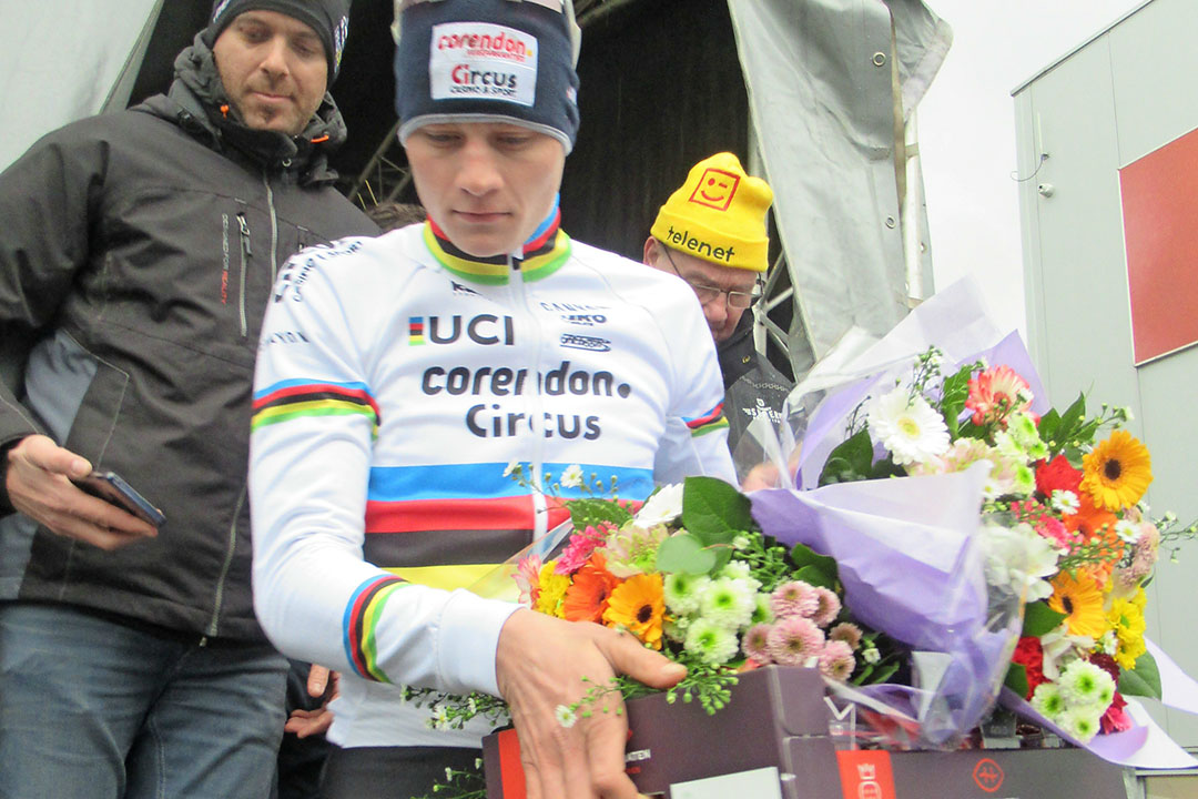 Veldrijder Mathieu van der Poel verlaat na de huldiging van zijn 30e gewonnen veldrit het podium mét zijn doos Hoogstratense aardbeien. - Foto: Coöperatie Hoogstraten