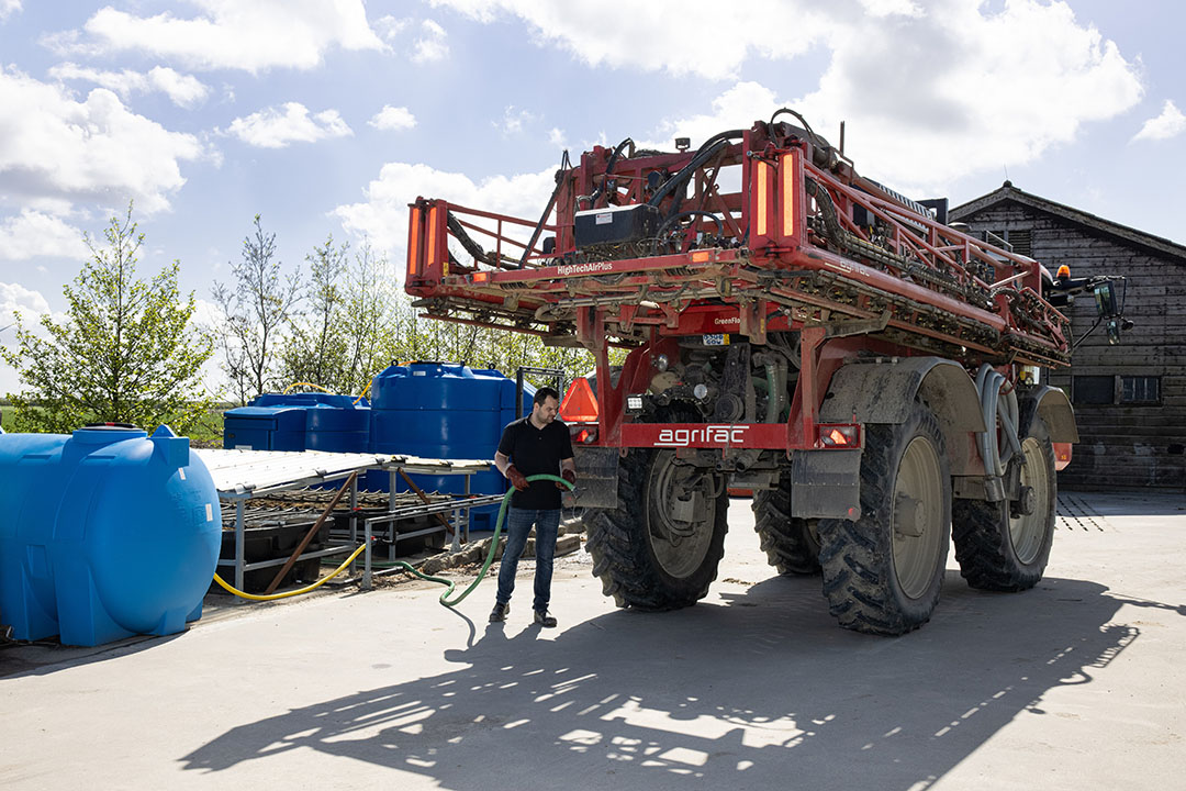 De Coöperatieve sproeivereniging Noord Beveland werkt met een Phytobac systeem en installeerde onlangs een extra buffertank. - Foto: Peter Roek