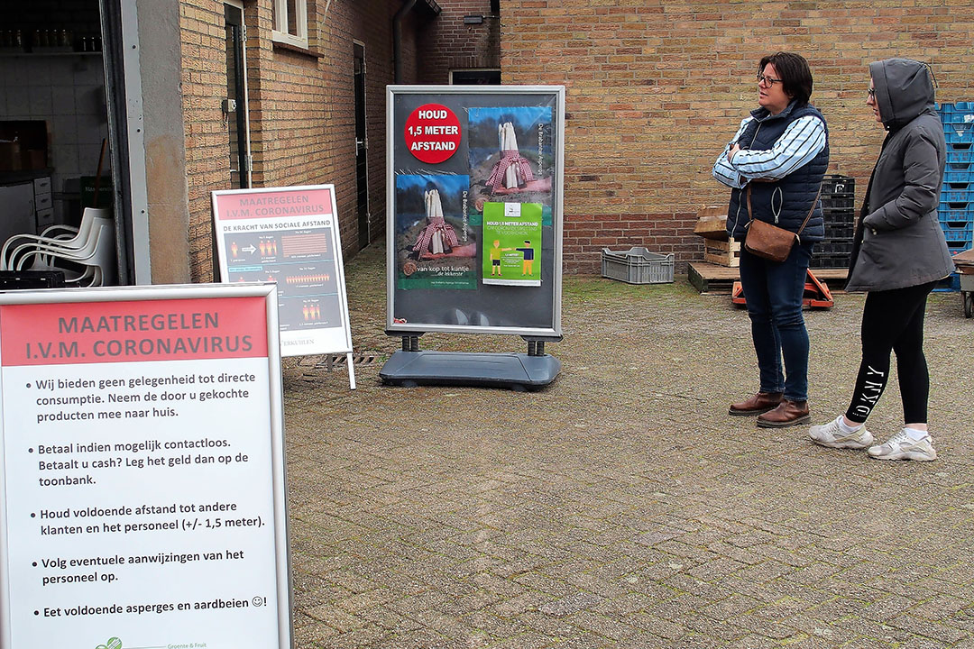 Buiten in de rij bij de huisverkoop vaan asperges. - Foto: Stan Verstegen