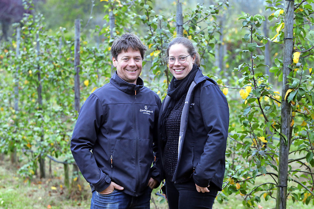 Wemke van den Berg en Jacqueline Danschutter van Fruitbedrijf De Lindegaard in Beusichem (Gld.). - Foto: Ton Kastermans