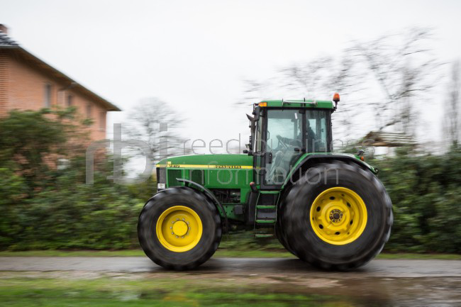 Minister Schultz wil de maximum snelheid voor landbouwtrekkers verhogen tot 40 kilometer, maar alleen als die voertuigen ook een kenteken krijgen. Onder andere met het oog op de geautomatiseerde snelheidscontroles met flitspalen. - Foto: Peter Roek