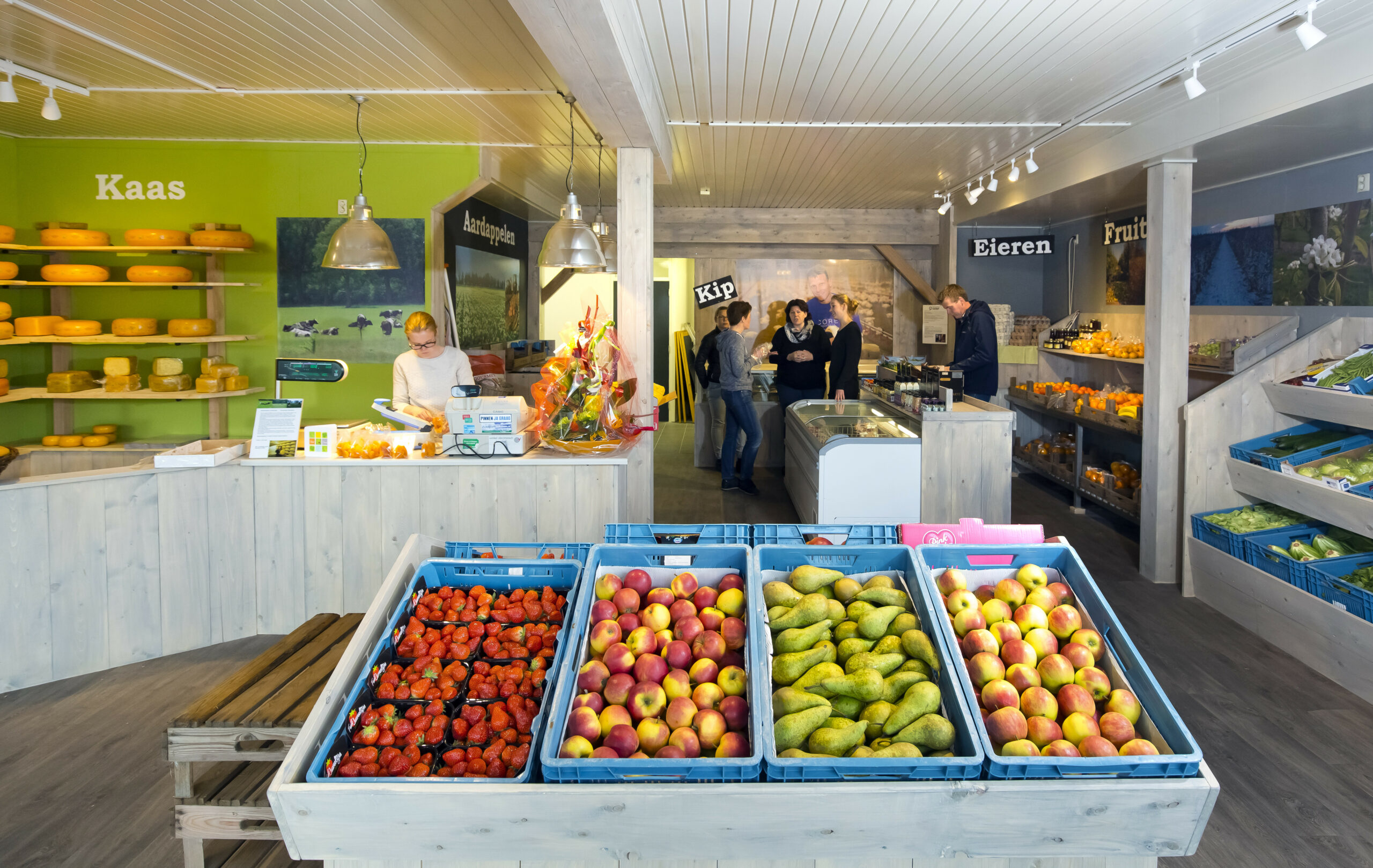 Pluimveebedrijf Laarman in Ruinen (Dr.) heeft samen met 2 andere ondernemers een professionele boerderijwinkel opgezet in het centrum van Ruinen. - Foto: Ruud Ploeg