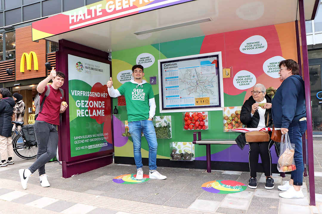 Gekleurde bushalte gaat over groenten en fruit