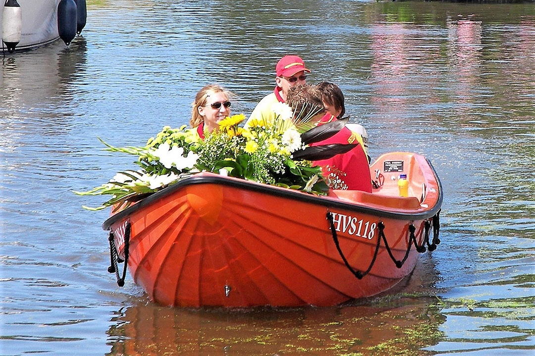 Een van de corsoboten op het Varend Corso in 2006. -Foto: Ton van der Scheer