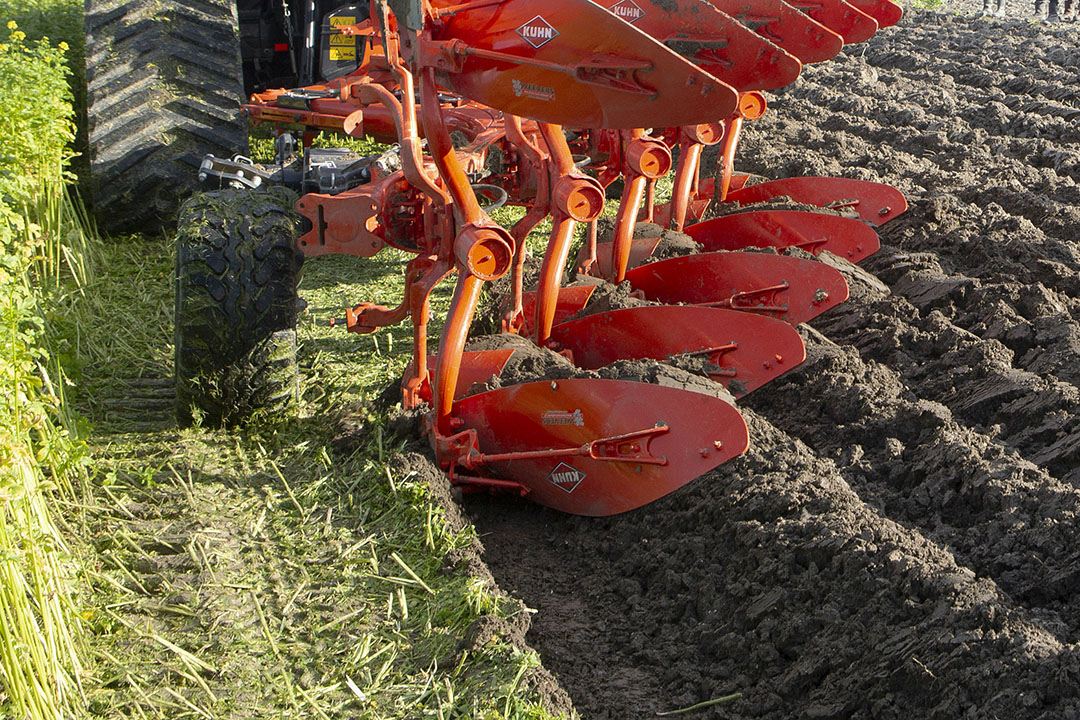 Het onderwerken van een groenbemester. - Foto: Ton Kastermans Fotografie