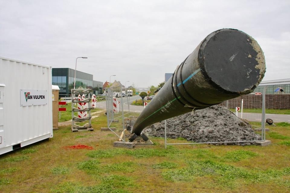 Op sommige plekken komt de leiding weer uit de grond in afwachting van de vervolgboring. - Foto: Ocap