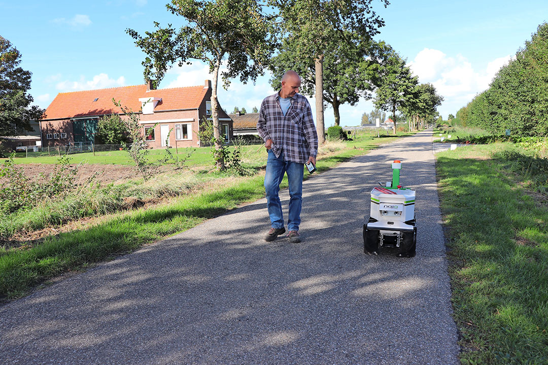 De Oz werkt op afstandsbediening indien gewasrijen ontbreken. Leo Steenpoorte laat het apparaat even uit. - Foto's: Joost Stallen