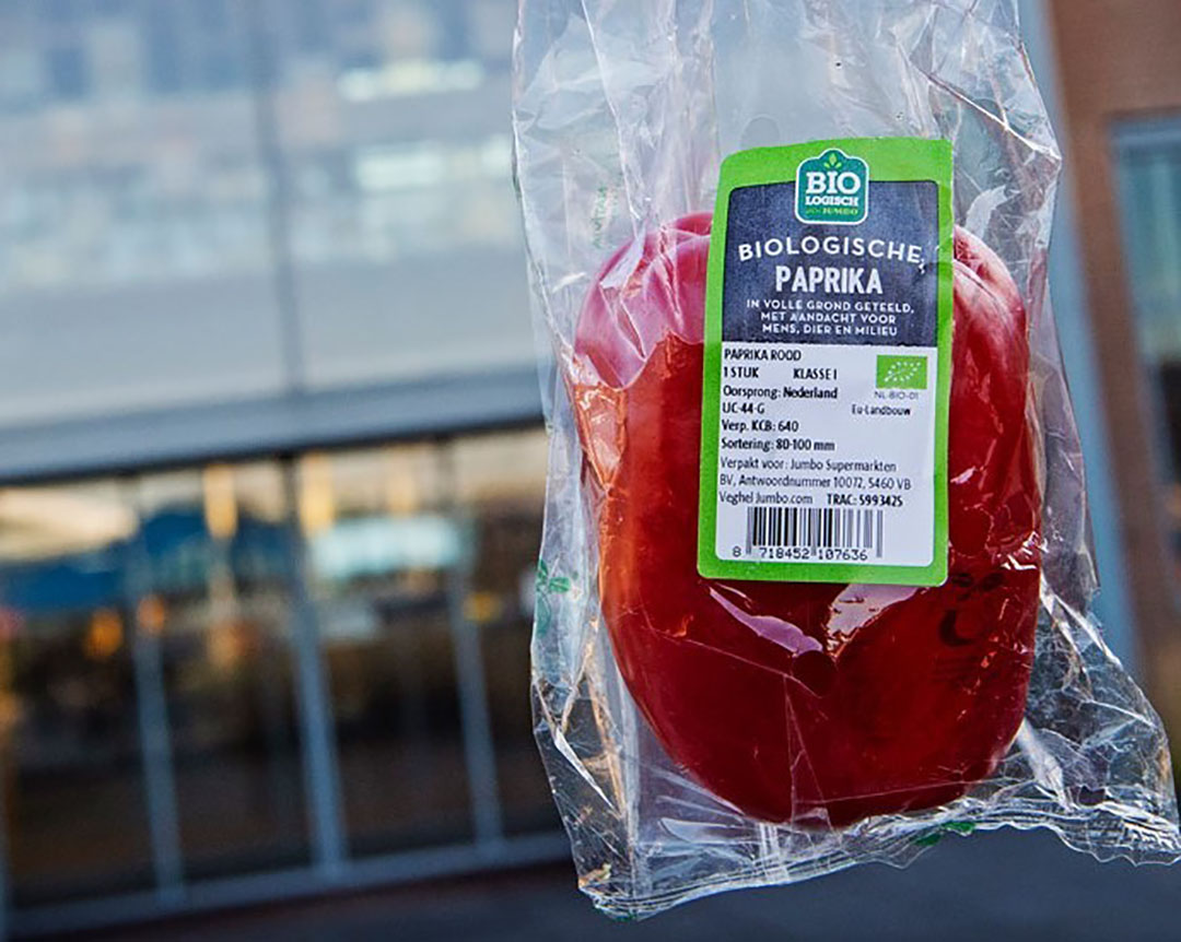 De in bioplastic verpakte biologische rode paprika won de stemming voor Mispaksel 2019. -foto: Greenpeace