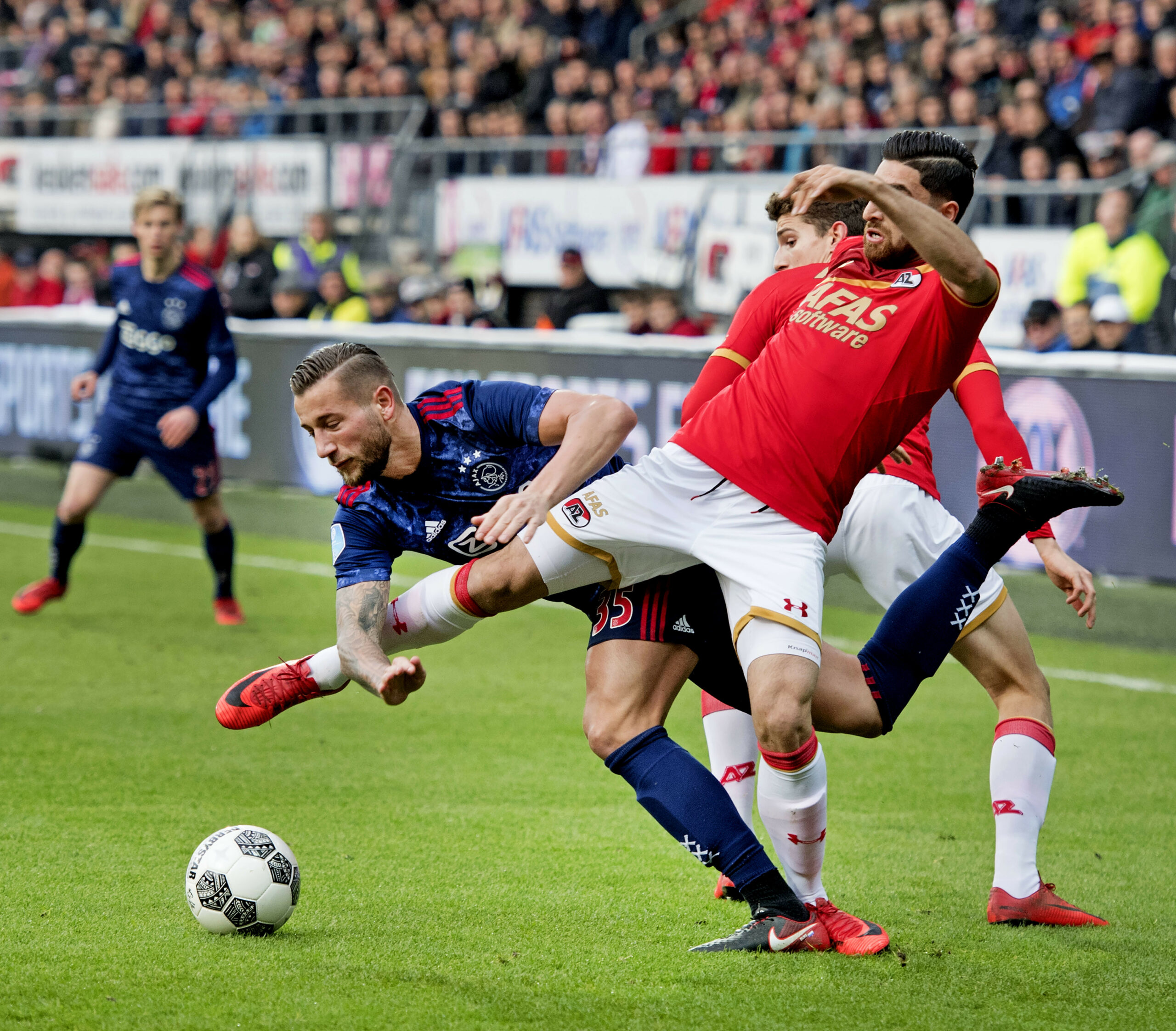 Topscorer Alireza Jahanbakhsh in actie, niet op het schoolplein maar tegen Ajax. - Foto: ANP